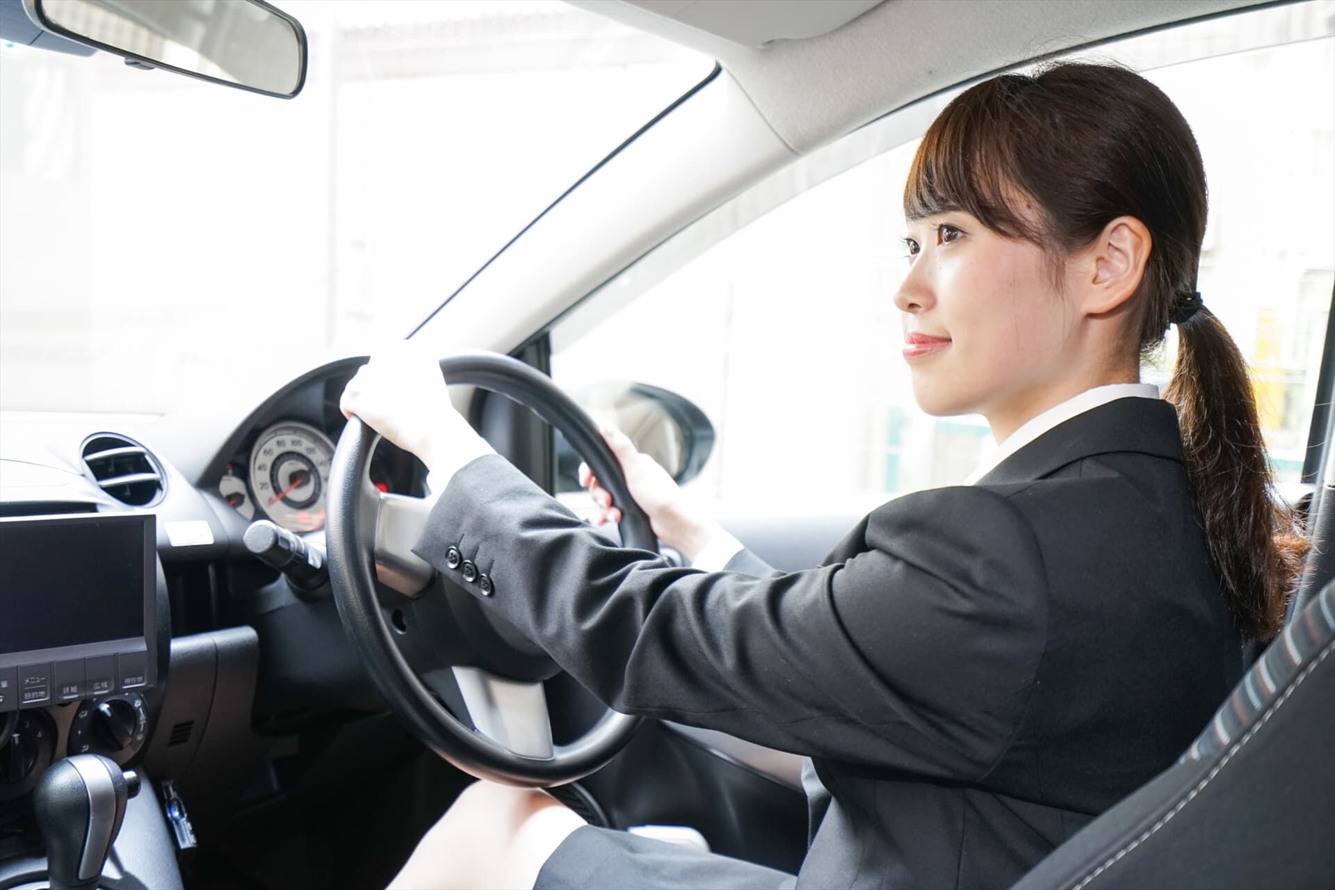 運転する女性ドライバー