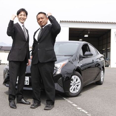 車販売店で働くスタッフ