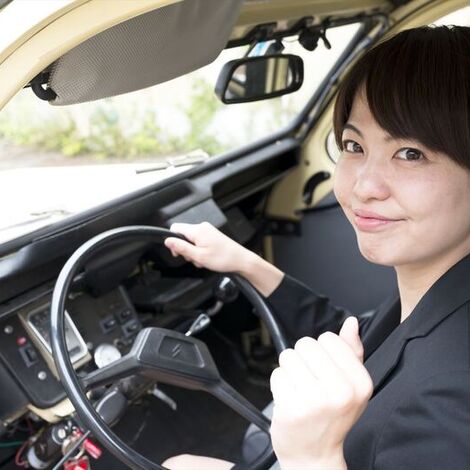 車の女性販売員